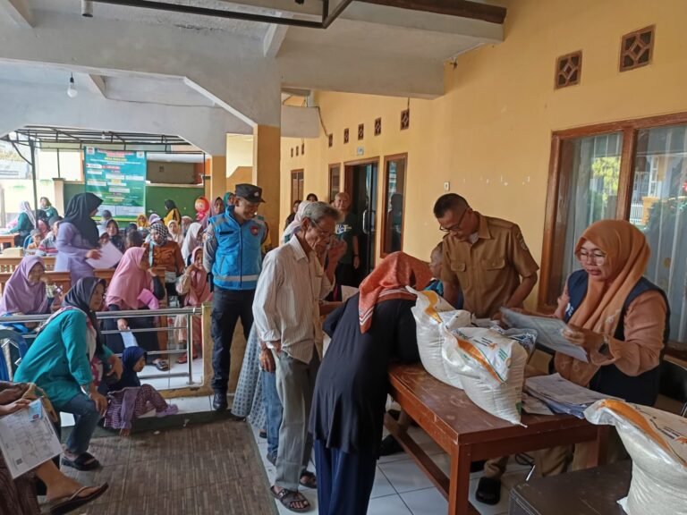 Polsek Ciamis Polres Ciamis Awasi Distribusi Bapanas Beras dan Minyak Goreng ke Warga Sukajadi
