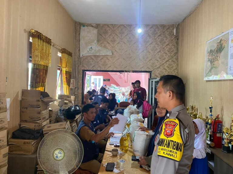 Polsek Kawali Polres Ciamis Awasi Distribusi Bapanas Beras dan Minyak Goreng ke Warga Margamulya