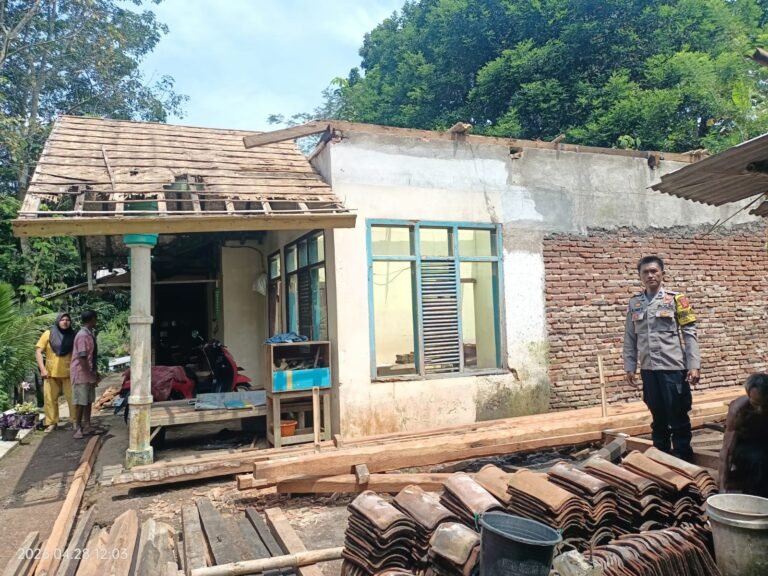 Pastikan Sesuai Rencana, Polsek Cisaga Ikut Awasi Program Rutilahu Desa Tanjungjaya