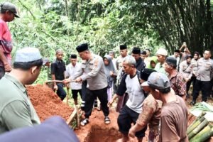 Kapolres Ciamis Bersama Ketua Bhayangkari Cabang Ciamis dan PJU Polres Takziah ke Rumah Duka Alm AIPTU Djenaludin