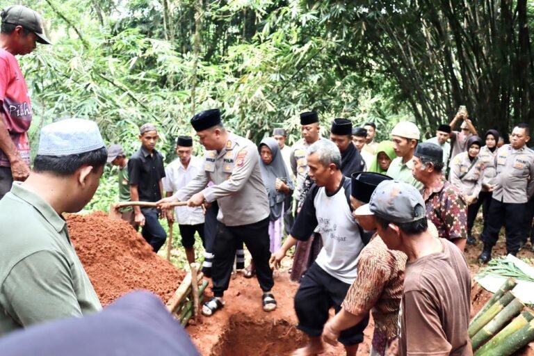 Kapolres Ciamis Bersama Ketua Bhayangkari Cabang Ciamis dan PJU Polres Takziah ke Rumah Duka Alm AIPTU Djenaludin
