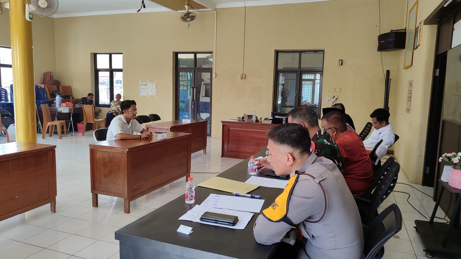 Polsek Cijeungjing Turun Bantu Proses Penjaringan Calon Perangkat Desa Dewasari