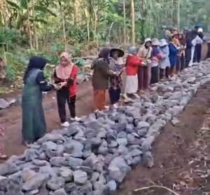 Gotong Royong Warga Mekarmulya Bangun Jalan Desa hingga Rutilahu, Bukti Nyata Kekuatan Kebersamaan