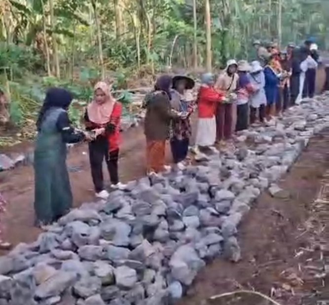 Gotong Royong Warga Mekarmulya Bangun Jalan Desa hingga Rutilahu, Bukti Nyata Kekuatan Kebersamaan