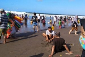 Ribuan Wisatawan Padati Pantai Batu Karas, Pedagang Raup Berkah Libur Akhir Pekan