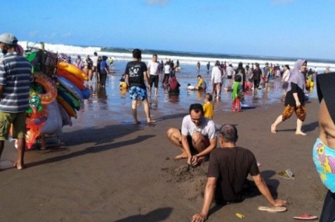 Ribuan Wisatawan Padati Pantai Batu Karas, Pedagang Raup Berkah Libur Akhir Pekan