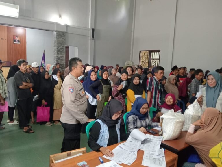 Polsek Sukadana Polres Ciamis Awasi Distribusi Bapanas Beras dan Minyak Goreng ke Warga Margaharja