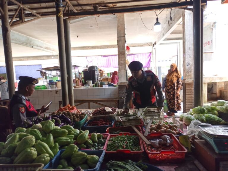 Sat Samapta Pantau Harga Sembako di Pasar Manis Ciamis, Pastikan Stok Aman dan Cegah Penimbunan