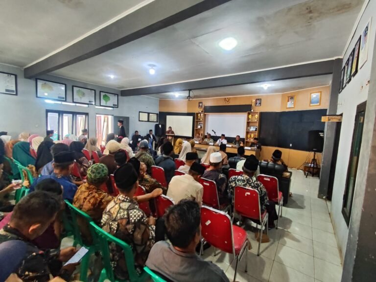Sinergitas Polri-Pemerintah, Polsek Cipaku Hadir dan Amankan Pelantikan Perangkat Desa Sukawening