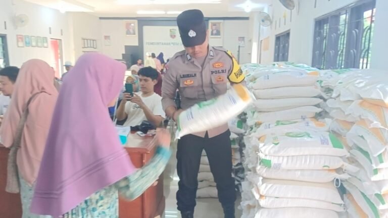 Polsek Sukadana Polres Ciamis Awasi Distribusi Bapanas Beras dan Migor ke Warga Salakaria