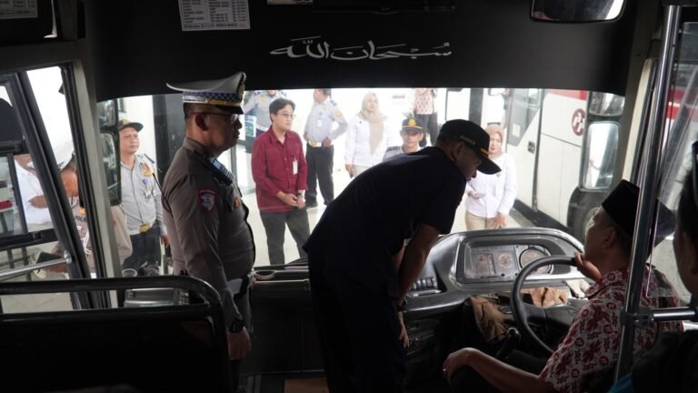 Polres Garut Laksanakan Ramp Check dan Pemeriksaan Kesehatan Kru Bus Jelang May Day