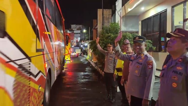 Polres Garut Lakukan Pengawalan Keberangkatan Buruh ke Monas Jakarta