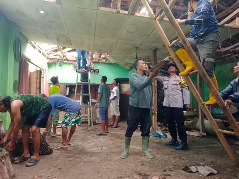 Polsek Malangbong Tanggap Bencana, Rumah Warga Ambruk Diterjang Hujan