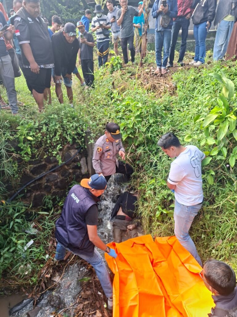 Polsek Cibatu Evakuasi Mayat Pria Tanpa Identitas yang Ditemukan di Selokan