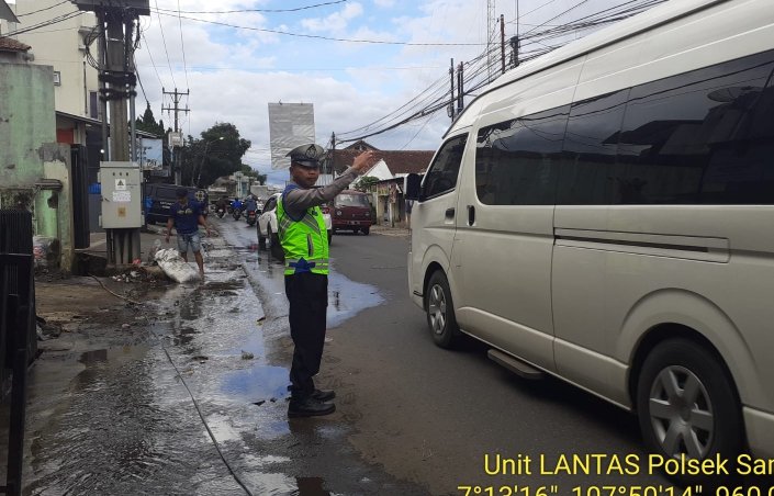 Polsek Samarang Intensifkan Pengaturan Lalu Lintas Sore Hari, Ciptakan Kamseltibcar Yang Kondusif