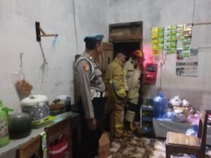 Polsek Sukadana Sigap Tangani Kebakaran Warung Makan, Warga Apresiasi Respon Cepat