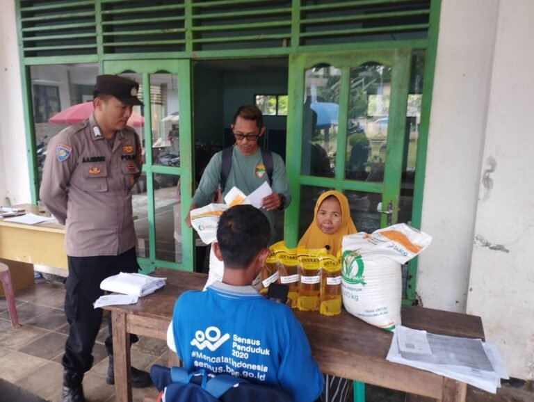 Polsek Sukadana Polres Ciamis Awasi Distribusi Bapanas Beras dan Minyak Goreng ke Warga Bunter