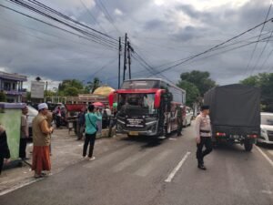 Polsek Cihaurbeuti Polres Ciamis Turut Hadiri Pelepasan Jamaah Haji Asal Kecamatan Cihaurbeuti