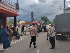 Polsek Cihaurbeuti Polres Ciamis Turut Hadiri Pelepasan Jamaah Haji Asal Kecamatan Cihaurbeuti