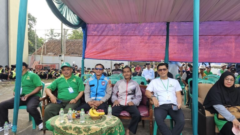 Polsek Cikoneng Polres Ciamis Monitoring Jalan Santai di Acara Muscab Persis di Desa Kujang