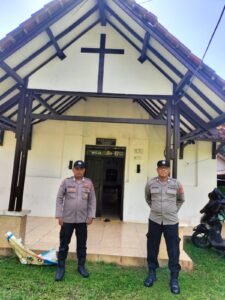 Polsek Cisaga Polres Ciamis Monitoring dan Amankan Kegiatan Ibadah Minggu di Gereja