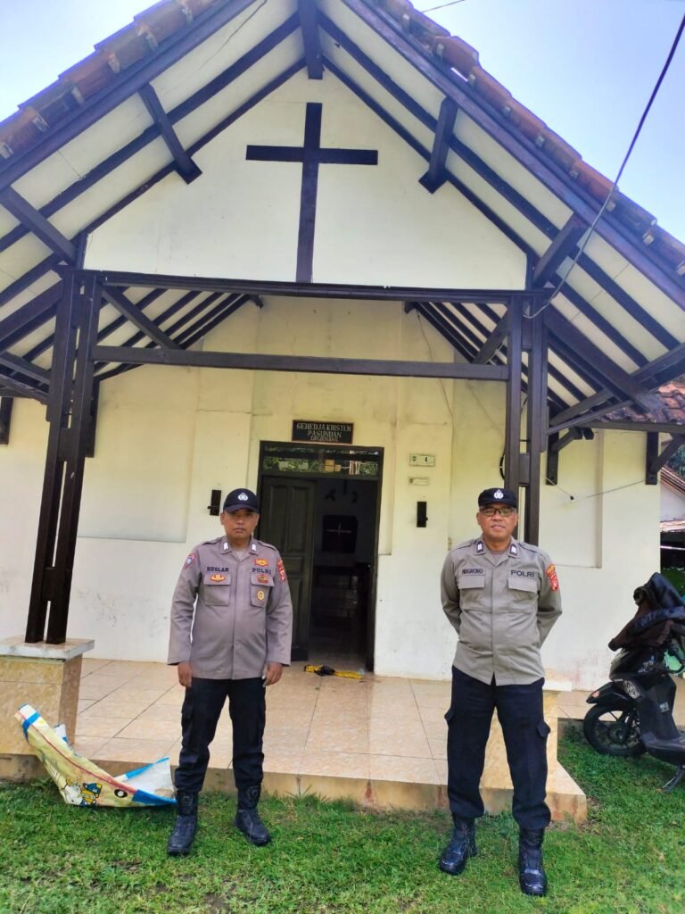 Polsek Cisaga Polres Ciamis Monitoring dan Amankan Kegiatan Ibadah Minggu di Gereja