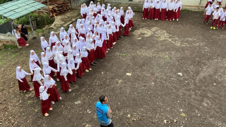 Polsek Cikoneng Polres Ciamis Datangi Santri SD IT Assyifa Binluh Bahaya Bullying