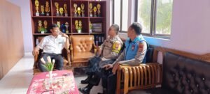Perkuat Sinergitas, Polsek Cikoneng Datangi SKM Galuh Rahayu Pantau Aktivitas Jelang Kelulusan Siswa