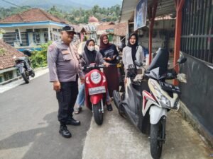 Tingkatkan Sinergitas, Polsek Kawali Polres Ciamis Door to Door Silaturahmi ke Warga Desa Cikupa