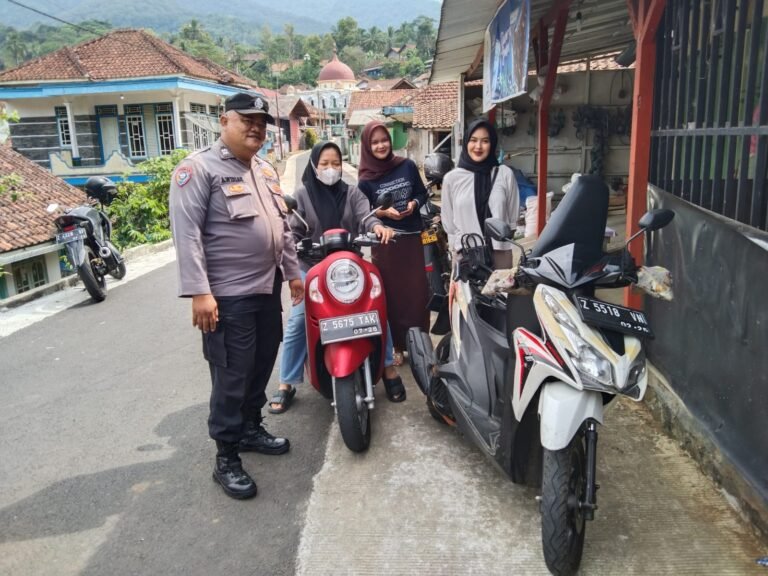 Tingkatkan Sinergitas, Polsek Kawali Polres Ciamis Door to Door Silaturahmi ke Warga Desa Cikupa