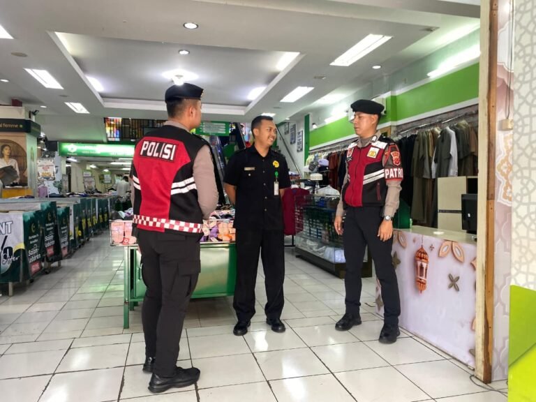 Patroli Dialogis Polres Ciamis Tingkatkan Keamanan, Polisi Hadir Beri Rasa Nyaman di Pusat Perbelanjaan