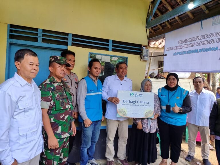 Menyalakan Mimpi di Hari Buruh, PLN Tasikmalaya dan Komisi XII DPR RI Nyalakan Harapan Lewat Program Berbagi Cahaya
