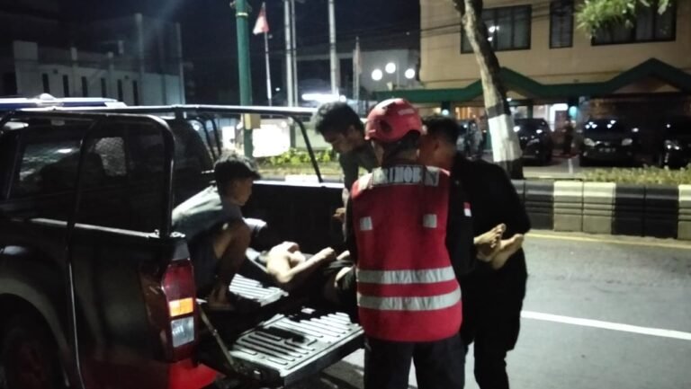 Respons Cepat Brimob Polda Kaltim Evakuasi Korban Kecelakaan Tunggal di Balikpapan