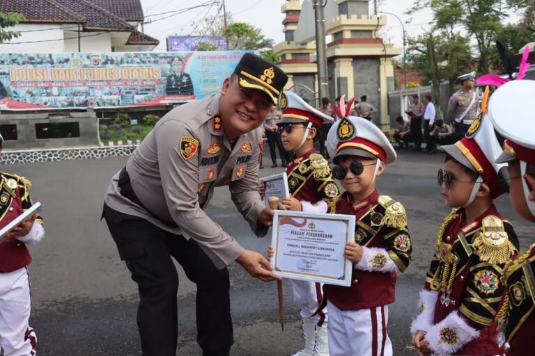 Kapolres Ciamis Beri Penghargaan Personel Berprestasi dan Polisi Cilik TK Kemala Bhayangkari 25 Ciamis