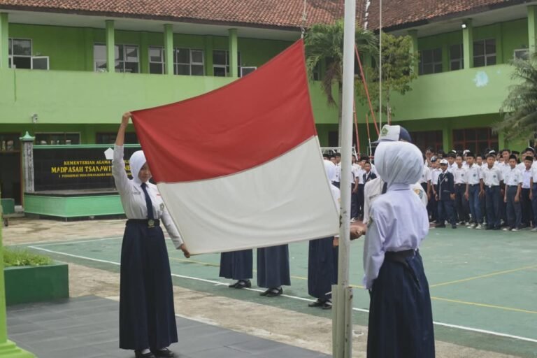 Polsek Lakbok Polres Ciamis Datangi MTs Negeri 8 Ciamis Beri Edukasi Bahaya Kenakalan Remaja ke Siswa