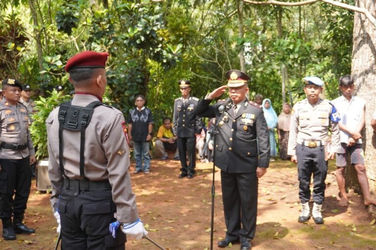 Polres Ciamis Gelar Upacara Pemakaman Kedinasan BRIPKA Ricky Arisca Putra di TPU Cibuntu