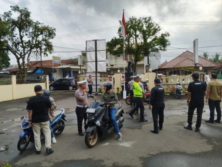 Operasi Gabungan Pemeriksaan Pajak Kendaraan di Cikoneng, Polres Ciamis Perkuat Kepatuhan dan Ketertiban Masyarakat