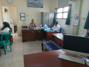 Bhabinkamtibmas Desa Sukaresik Pererat Silaturahmi dengan Perangkat Desa, Polisi Ajak Masyarakat Jaga Kondusivitas Wilayah