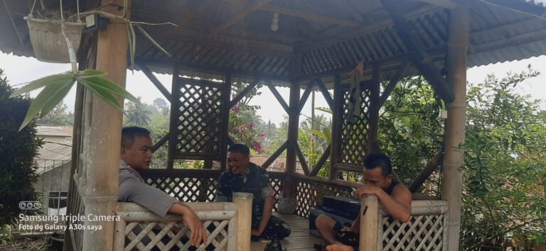 Bhabinkamtibmas dan Babinsa Desa Lumbung Perkuat Silaturahmi, Polisi Ajak Warga Jaga Kamtibmas dan Dukung Ketahanan Pangan