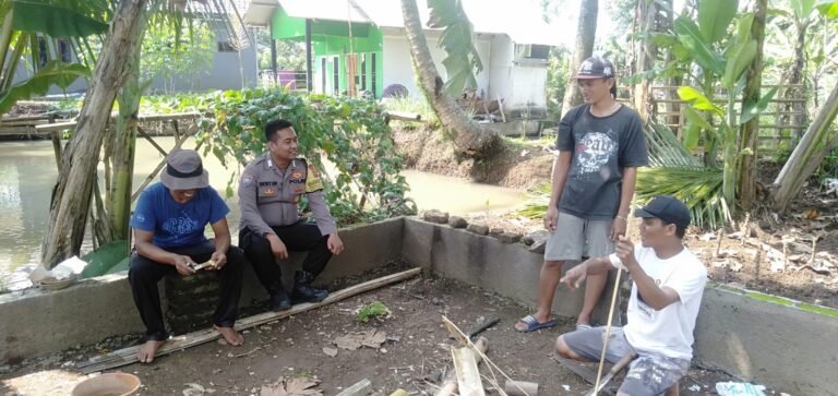 Bhabinkamtibmas Desa Cijulang Perkuat Sambang Kamtibmas, Polisi Ajak Warga Jaga Kerukunan dan Antisipasi Gangguan Keamanan