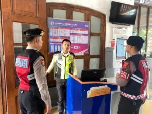 Patroli Dialogis Sat Samapta Polres Ciamis Tingkatkan Pengamanan di Stasiun KAI Ciamis
