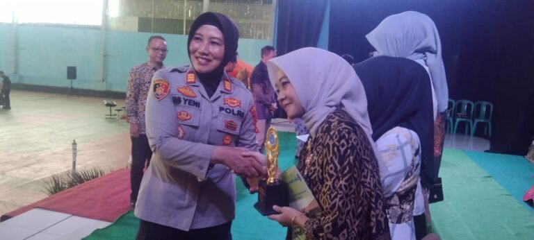 Polsek Kawali Polres Ciamis Hadiri Kegiatan Pelepasan Siswa Kelas XII SMAN 1 Kawali
