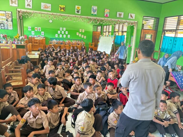 Polsek Ciamis Polres Ciamis Datangi SD Negeri 1 Mekarjaya Baregbeg Binluh Bahaya Bullying