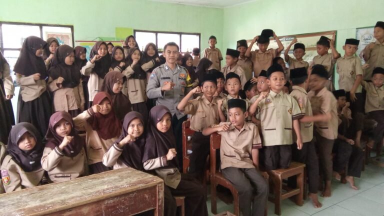 Polsek Cikoneng Polres Ciamis Datangi MI Al Munawwar Binluh Bahaya Bullying dan Narkoba