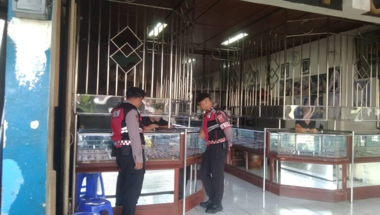 Patroli Dialogis Sat Samapta Polres Ciamis Tingkatkan Pengamanan di Toko Perhiasan Ciamis Jaya