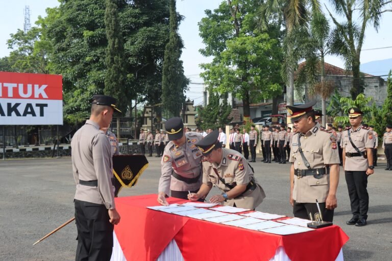 Kapolres Garut Pimpin Upacara Sertijab Wakapolres dan Kapolsek Jajaran Serta Pelepasan Purna Tugas Personel Polri