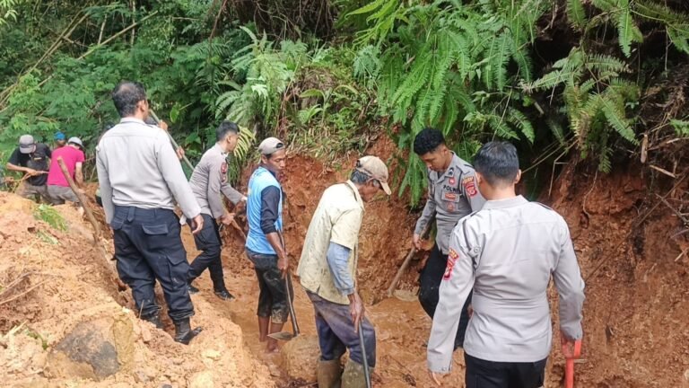 Sat Samapta Polres Ciamis Gerak Cepat Evakuasi Material Longsor di Desa Sukamaju Cihaurbeuti