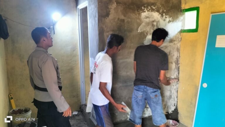 Perkuat Sinergitas, Polsek Lakbok Datang ke Masyarakat Ikut Bantu Pembangunan Satkamling