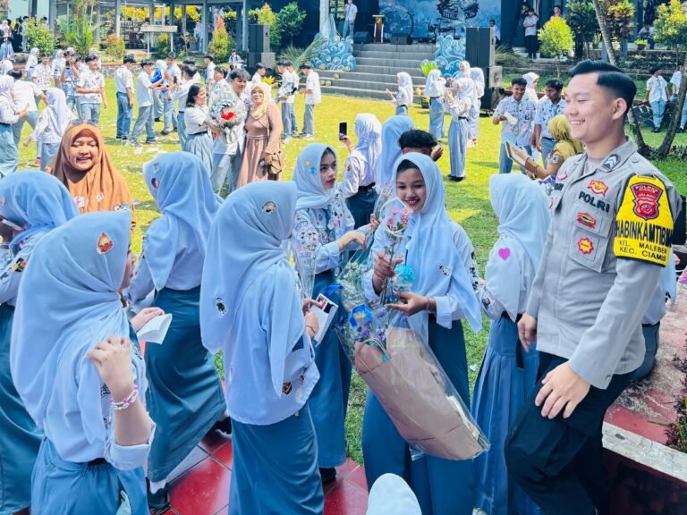 Polsek Ciamis Polres Ciamis Hadiri Kegiatan Pelepasan Siswa Kelas XII SMAN 3 Ciamis