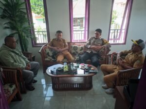 Bhabinkamtibmas Polsek Cipaku Perkuat Silaturahmi dan Himbauan Kamtibmas di Desa Gereba